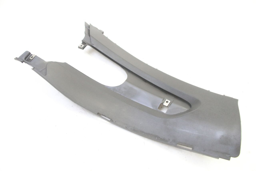 photo de TAPA REPOSAPIES CONEXION DERECHA GILERA RUNNER SP 50 (2006 - 2008) - Otra perspectiva