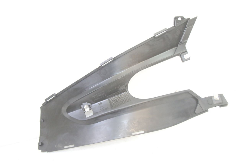 photo de TAPA REPOSAPIES CONEXION DERECHA GILERA RUNNER SP 50 (2006 - 2008) - Primer plano técnico