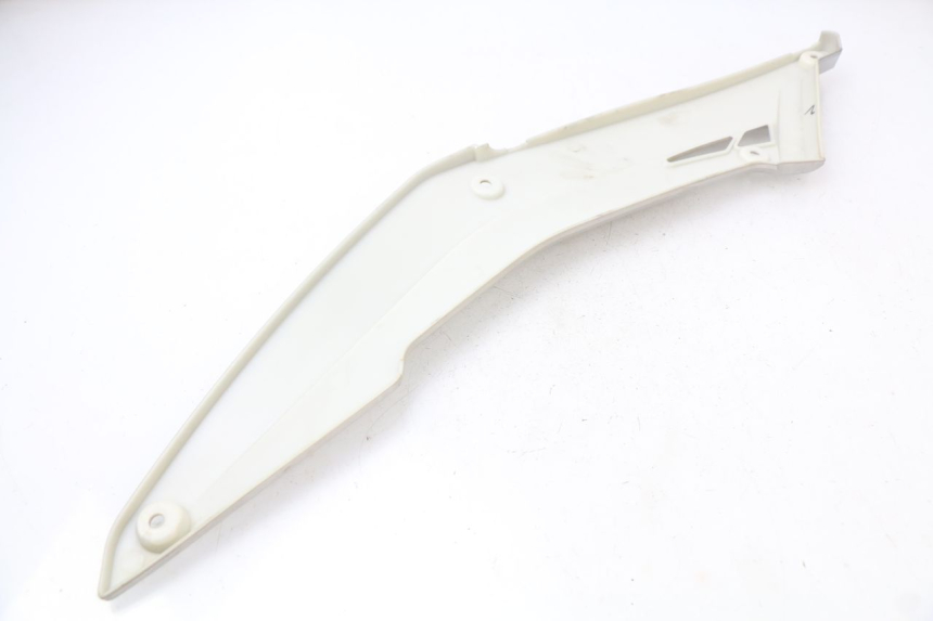 photo de TAPA REPOSAPIES CONEXION DERECHA RAZZO STEED 125 (2012 - 2018) - Detalles de los puntos de fijación