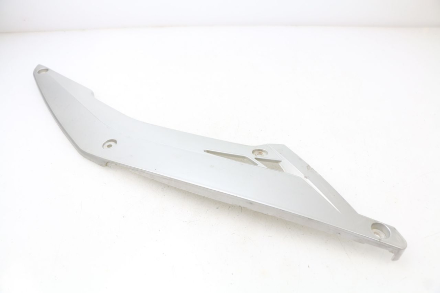 photo de TAPA REPOSAPIES CONEXION DERECHA RAZZO STEED 125 (2012 - 2018) - Recambio usado revisado