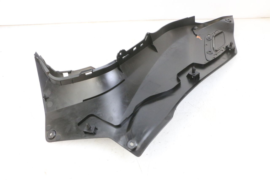 photo de TAPA REPOSAPIES CONEXION DERECHA YAMAHA TRICITY 300 (2020 - 2024) - Otra perspectiva