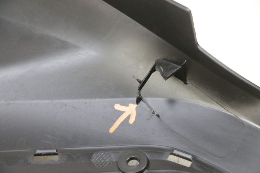 photo de TAPA REPOSAPIES CONEXION DERECHA YAMAHA TRICITY 300 (2020 - 2024) - Primer plano técnico