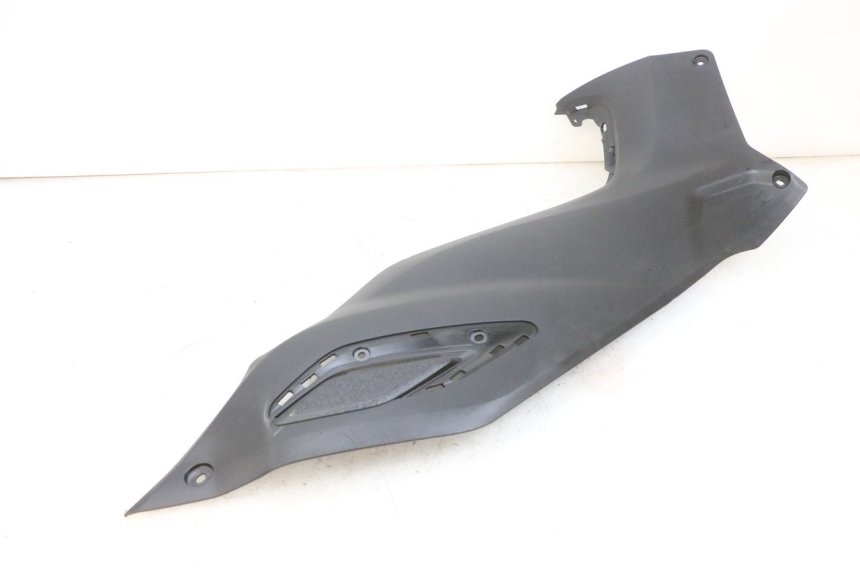 photo de TAPA REPOSAPIES CONEXION DERECHA YAMAHA TRICITY 300 (2020 - 2024) - Estado de la superficie y material