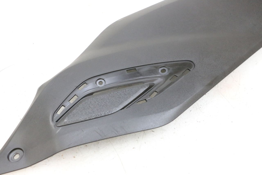 photo de TAPA REPOSAPIES CONEXION DERECHA YAMAHA TRICITY 300 (2020 - 2024) - Recambio usado revisado