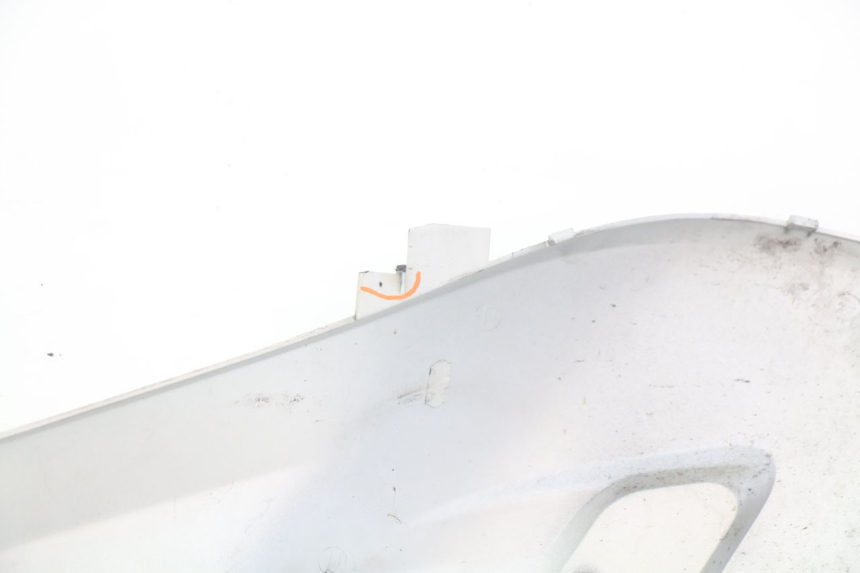 photo de TAPA REPOSAPIES CONEXION DERECHA YAMAHA X-CITY XCITY 125 (2007 - 2013) - Detalle de la pieza