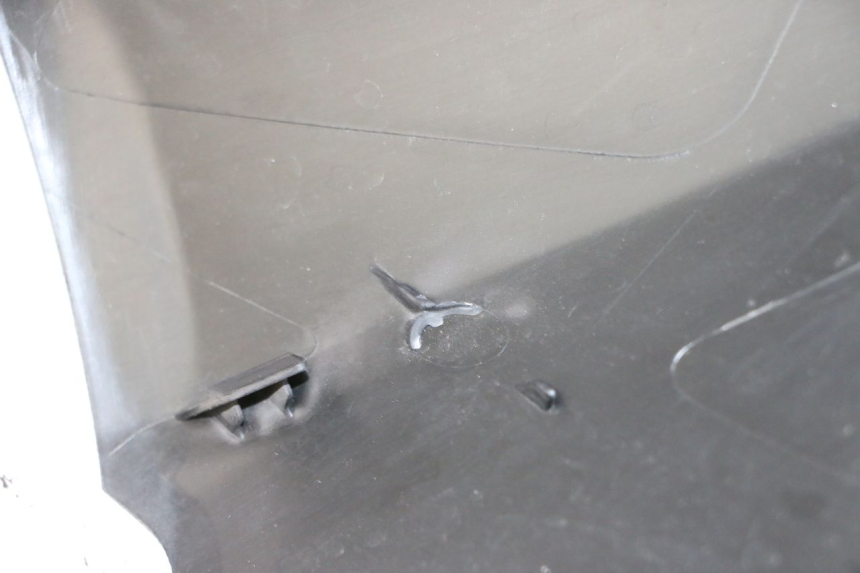 photo de TAPA REPOSAPIES CONEXION DERECHA YAMAHA XMAX X-MAX 125 (2021 - 2025) - Detalle de la pieza