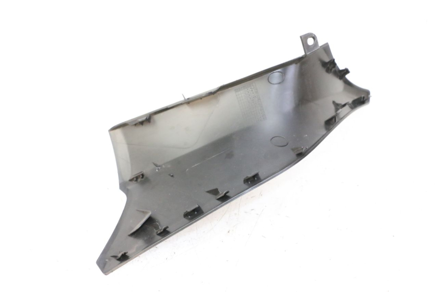 photo de TAPA REPOSAPIES CONEXION DERECHA YAMAHA XMAX X-MAX 125 (2021 - 2025) - Zoom estado de uso