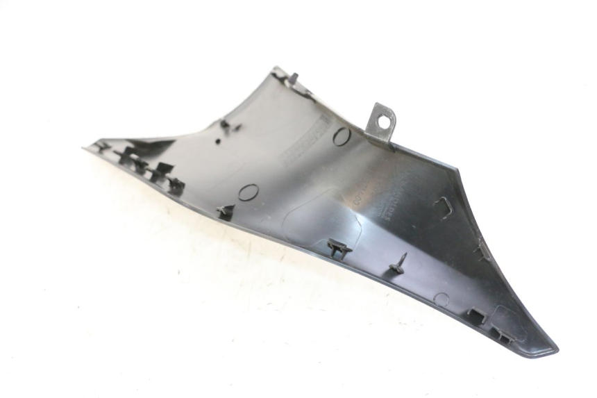 photo de TAPA REPOSAPIES CONEXION DERECHA YAMAHA XMAX X-MAX 125 (2021 - 2025) - Primer plano técnico