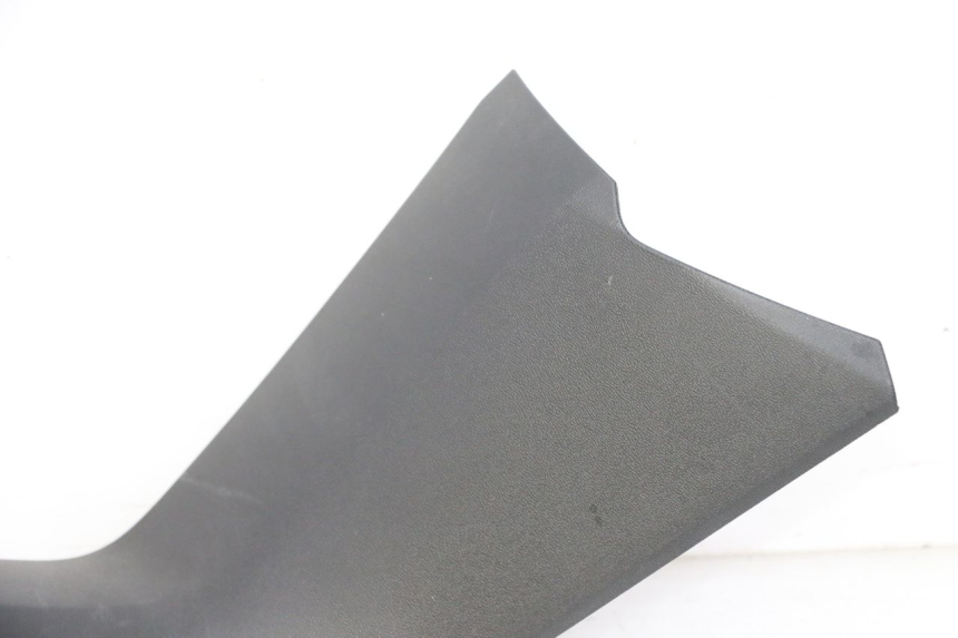 photo de TAPA REPOSAPIES CONEXION DERECHA YAMAHA XMAX X-MAX 125 (2021 - 2025) - Detalles de los puntos de fijación