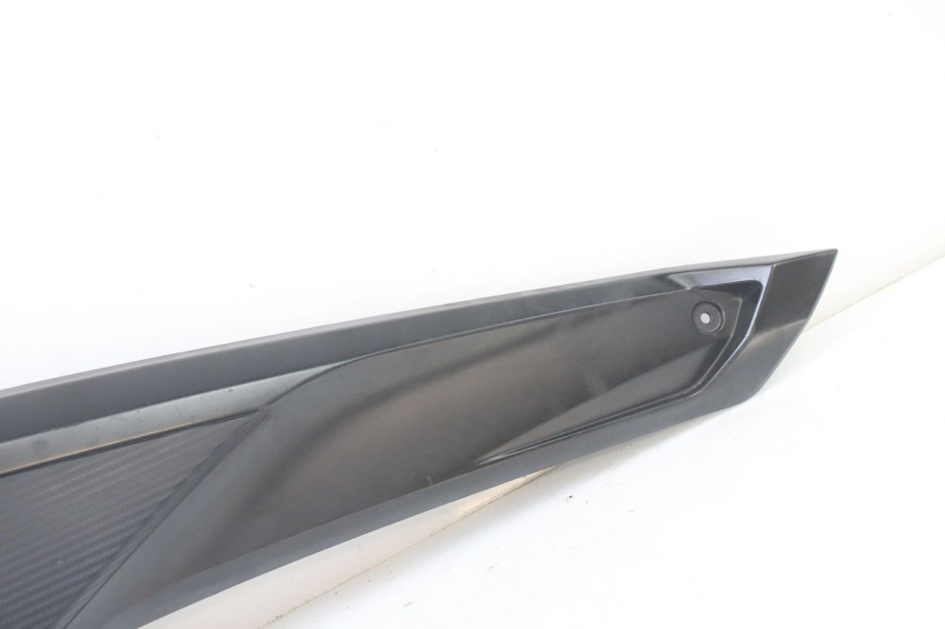 photo de TAPA REPOSAPIES CONEXION DERECHA YAMAHA YP X-MAX XMAX 400 (2014 - 2017) - Zoom estado de uso