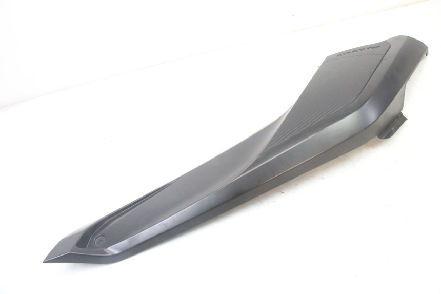 photo de TAPA REPOSAPIES CONEXION DERECHA YAMAHA YP X-MAX XMAX 400 (2014 - 2017) - Otra perspectiva