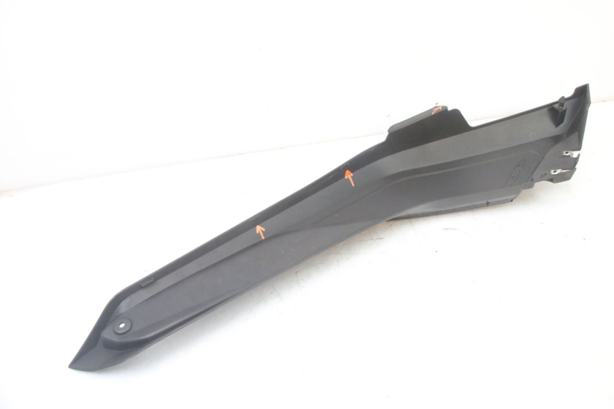 photo de TAPA REPOSAPIES CONEXION DERECHA YAMAHA YP X-MAX XMAX 400 (2014 - 2017) - Primer plano técnico