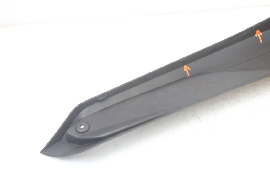 photo de TAPA REPOSAPIES CONEXION DERECHA YAMAHA YP X-MAX XMAX 400 (2014 - 2017) - Vista general del producto