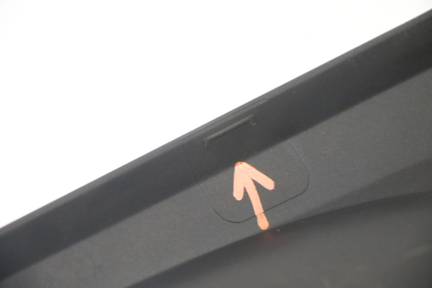 photo de TAPA REPOSAPIES CONEXION DERECHA YAMAHA YP X-MAX XMAX 400 (2014 - 2017) - Detalles de los puntos de fijación