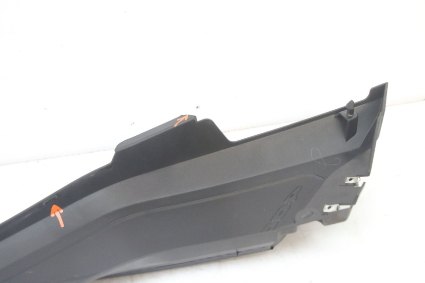 photo de TAPA REPOSAPIES CONEXION DERECHA YAMAHA YP X-MAX XMAX 400 (2014 - 2017) - Recambio usado revisado