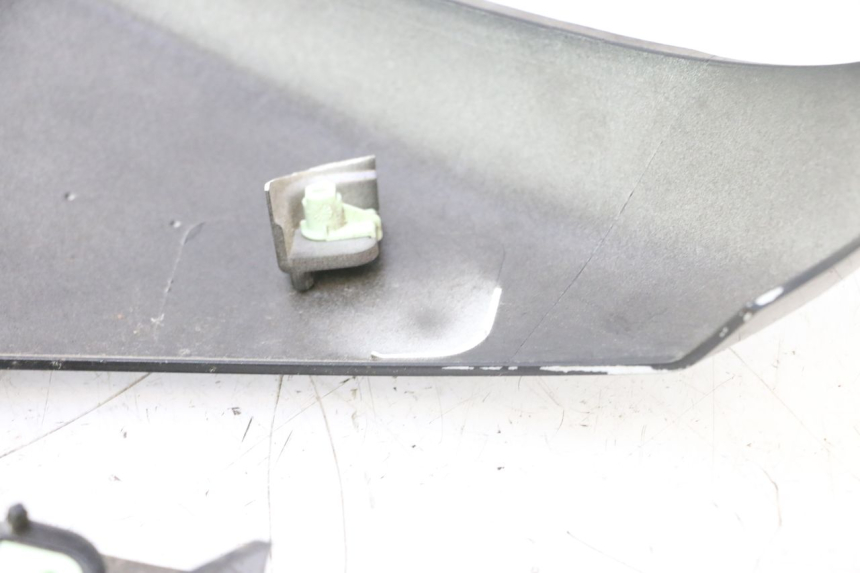 photo de TAPA REPOSAPIES CONEXION IZQUIERDA PEUGEOT CITYSTAR 2T 50 (2018 - 2021) - Primer plano técnico