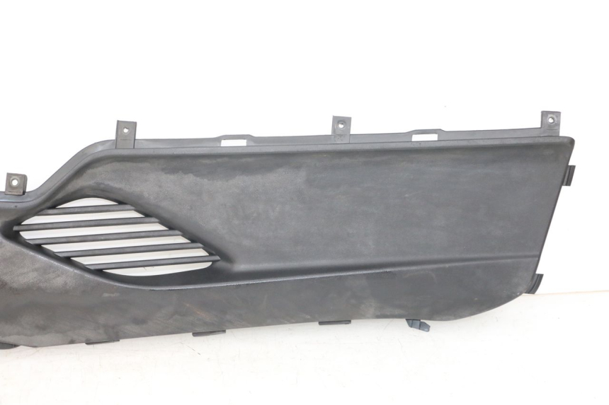 photo de TAPA REPOSAPIES CONEXION IZQUIERDA KYMCO DINK STREET ABS 125 (2011 - 2018) - Otra perspectiva