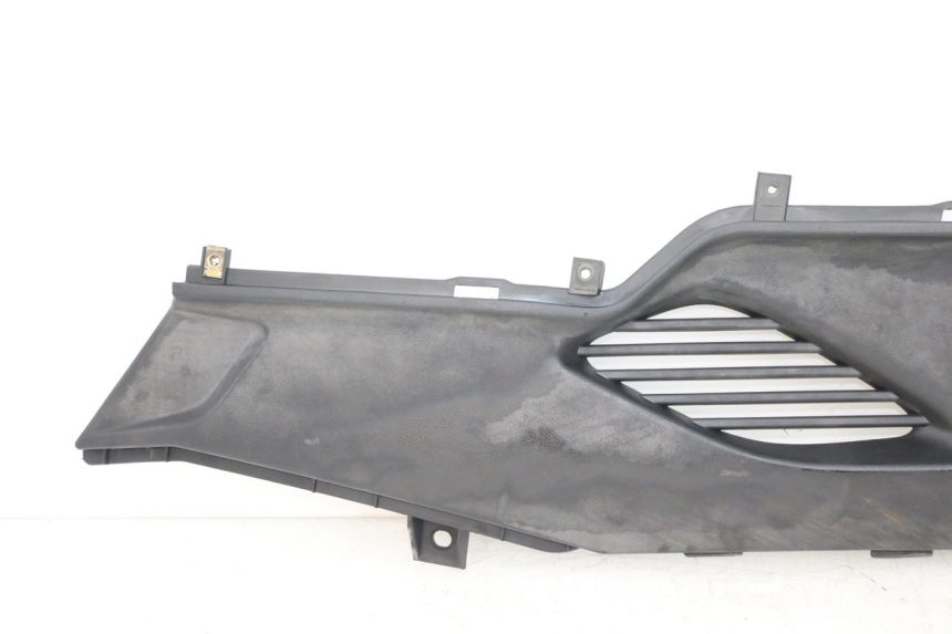 photo de TAPA REPOSAPIES CONEXION IZQUIERDA KYMCO DINK STREET ABS 125 (2011 - 2018) - Primer plano técnico