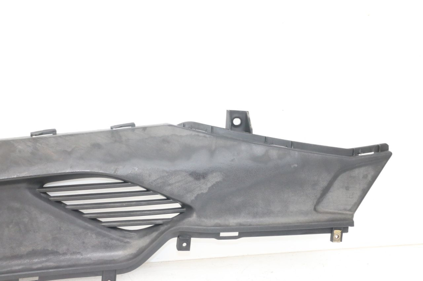 photo de TAPA REPOSAPIES CONEXION IZQUIERDA KYMCO DINK STREET ABS 125 (2011 - 2018) - Vista general del producto