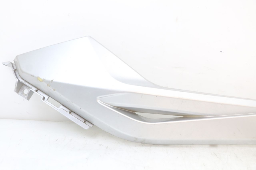 photo de TAPA REPOSAPIES CONEXION IZQUIERDA LONGJIA EASY MAX 125 (2020 - 2024) - Zoom estado de uso