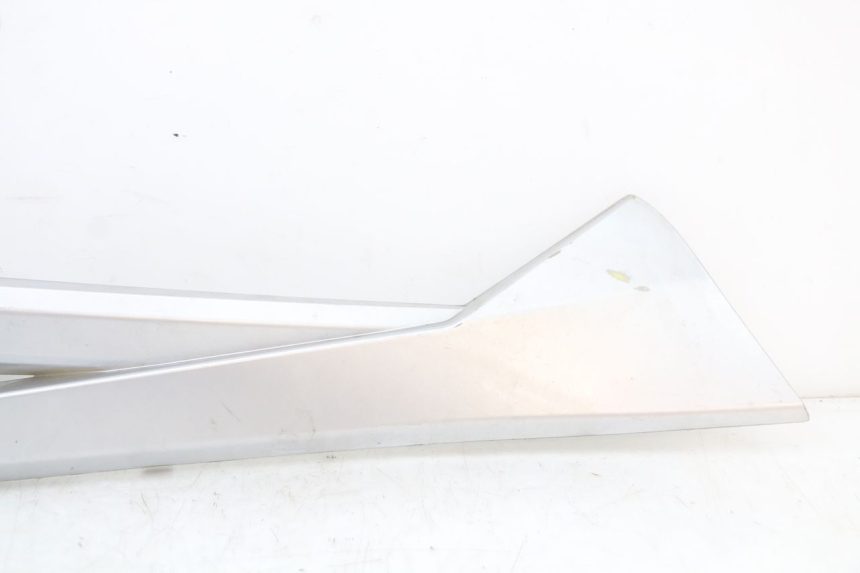 photo de TAPA REPOSAPIES CONEXION IZQUIERDA LONGJIA EASY MAX 125 (2020 - 2024) - Otra perspectiva