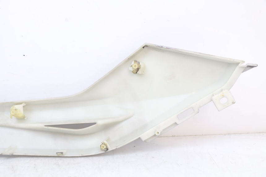 photo de TAPA REPOSAPIES CONEXION IZQUIERDA LONGJIA EASY MAX 125 (2020 - 2024) - Detalles de los puntos de fijación