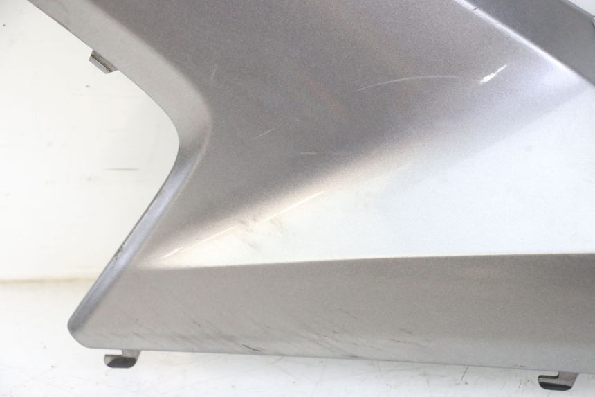 photo de TAPA REPOSAPIES CONEXION IZQUIERDA HONDA FORZA ABS 300 (2013 - 2017) - Primer plano de alta resolución