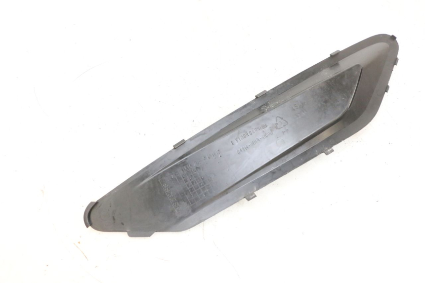 photo de TAPA REPOSAPIES CONEXION IZQUIERDA SYM GTS EVO 125 (2009 - 2013) - Otra perspectiva