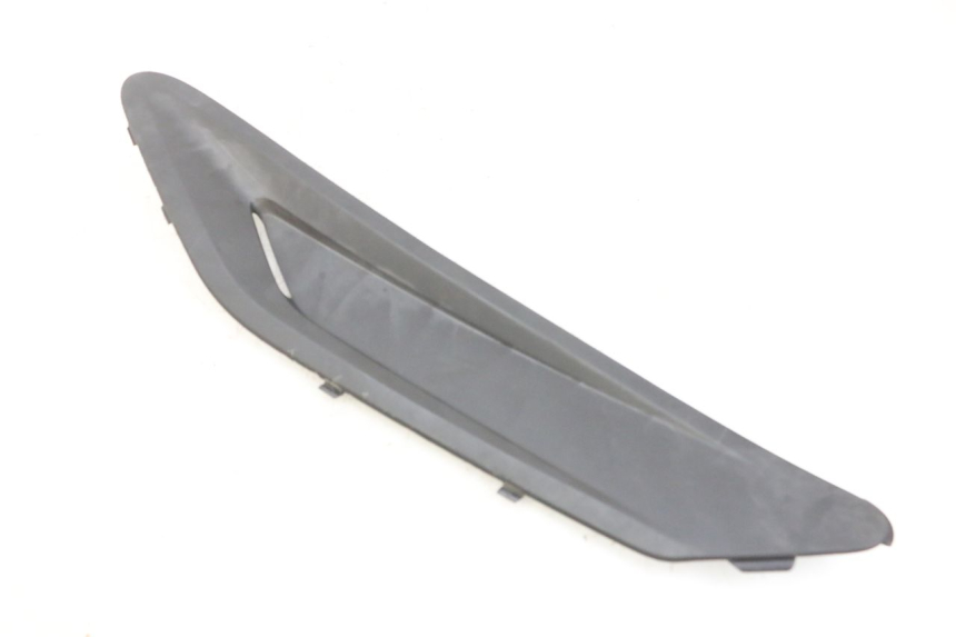 photo de TAPA REPOSAPIES CONEXION IZQUIERDA SYM GTS EVO 125 (2009 - 2013) - Primer plano técnico