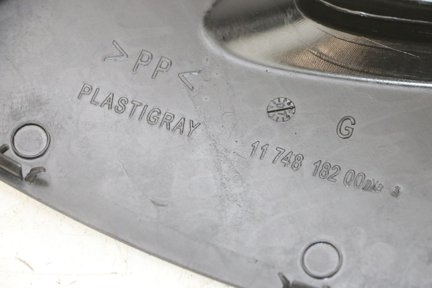 photo de TAPA REPOSAPIES CONEXION IZQUIERDA PEUGEOT JET FORCE CARBU 50 (2003 - 2016) - Detalle de la pieza