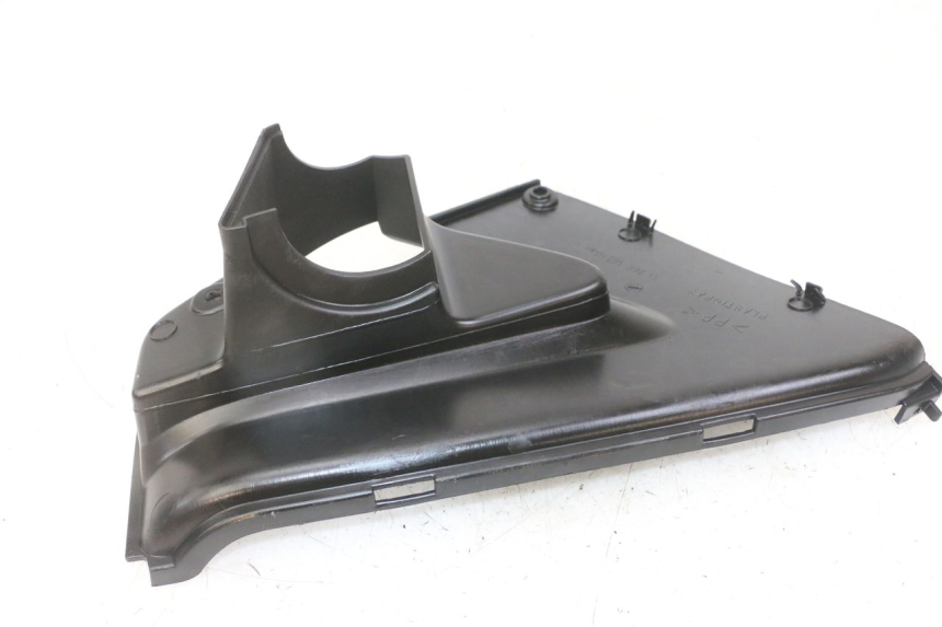 photo de TAPA REPOSAPIES CONEXION IZQUIERDA PEUGEOT JET FORCE CARBU 50 (2003 - 2016) - Primer plano técnico