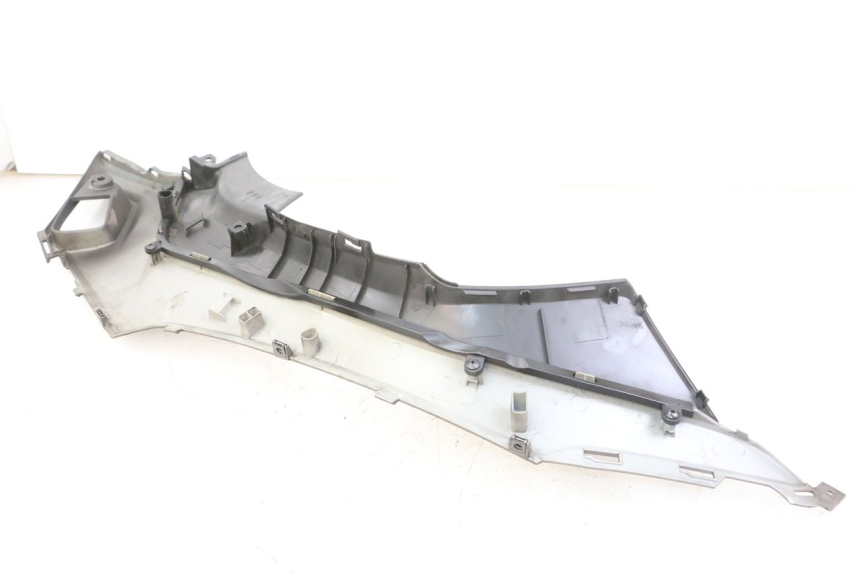 photo de TAPA REPOSAPIES CONEXION IZQUIERDA KYMCO X-TOWN XTOWN 125 (2016 - 2021) - Detalle de la pieza