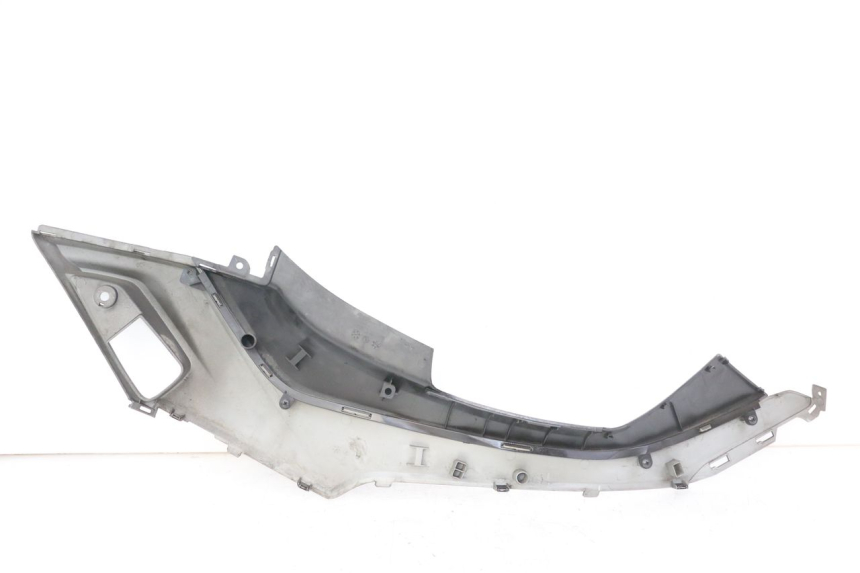 photo de TAPA REPOSAPIES CONEXION IZQUIERDA KYMCO X-TOWN XTOWN 125 (2016 - 2021) - Primer plano técnico