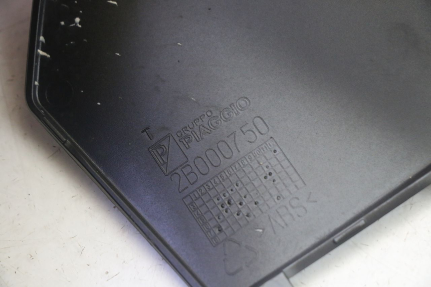 photo de TAPA REPOSAPIES CONEXION IZQUIERDA PIAGGIO MP3 HPE 350 (2018 - 2020) - Primer plano técnico