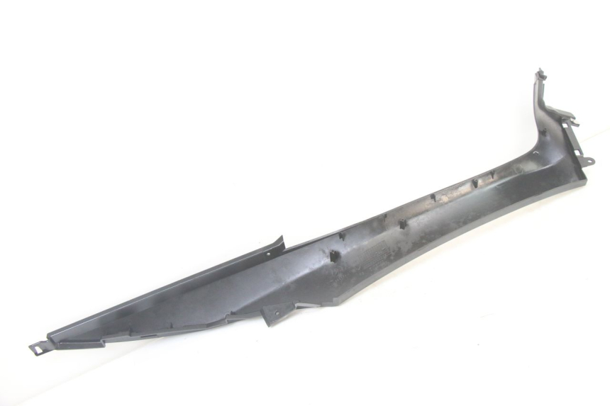 photo de TAPA REPOSAPIES CONEXION IZQUIERDA PIAGGIO MP3 500 (2014 - 2017) - Primer plano técnico