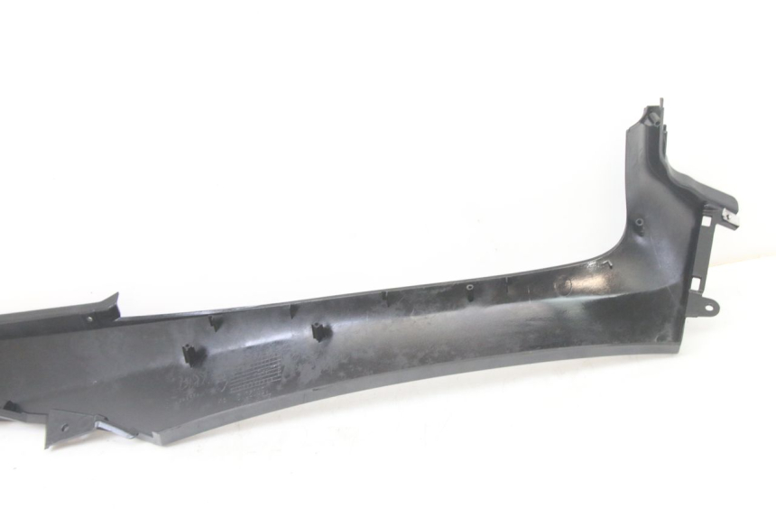 photo de TAPA REPOSAPIES CONEXION IZQUIERDA PIAGGIO MP3 500 (2014 - 2017) - Detalles de los puntos de fijación