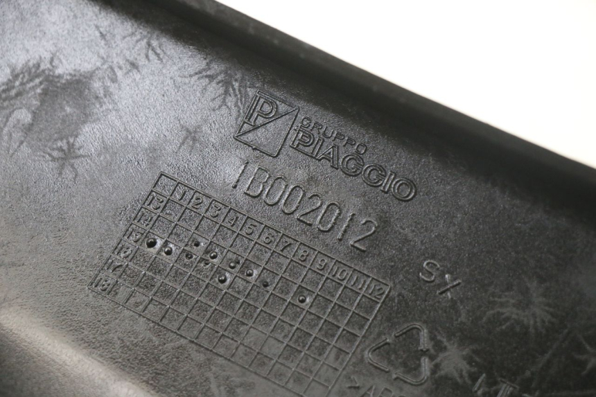 photo de TAPA REPOSAPIES CONEXION IZQUIERDA PIAGGIO MP3 500 (2014 - 2017) - Recambio usado revisado