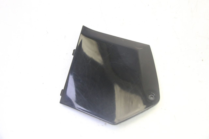 photo de TAPA REPOSAPIES CONEXION IZQUIERDA PIAGGIO MP3 500 (2011 - 2015) - Detalle de la pieza