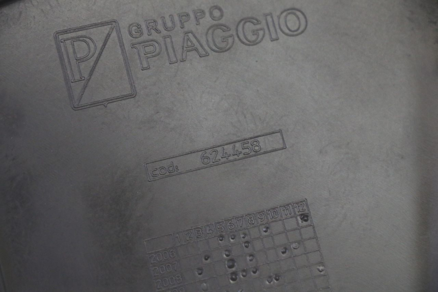 photo de TAPA REPOSAPIES CONEXION IZQUIERDA PIAGGIO MP3 500 (2011 - 2015) - Primer plano técnico