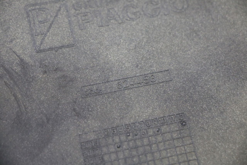 photo de TAPA REPOSAPIES CONEXION IZQUIERDA PIAGGIO MP3 125 (2006 - 2014) - Primer plano técnico