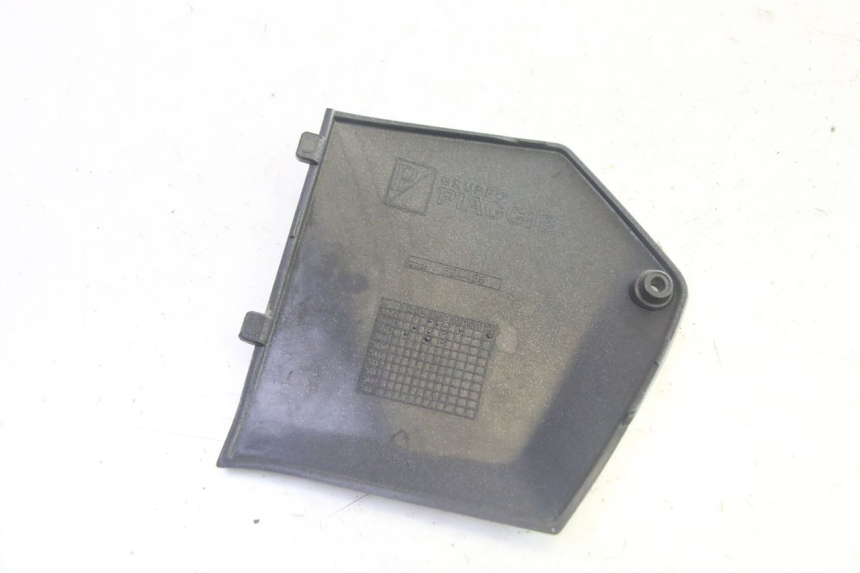 photo de TAPA REPOSAPIES CONEXION IZQUIERDA PIAGGIO MP3 RL 250 (2006 - 2010) - Zoom estado de uso