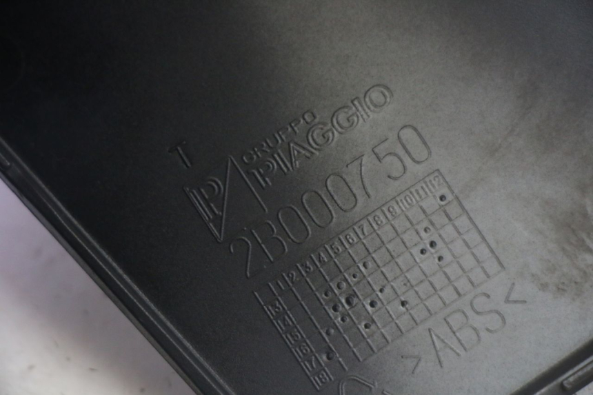 photo de TAPA REPOSAPIES CONEXION IZQUIERDA PIAGGIO MP3 500 (2016 - 2018) - Primer plano técnico