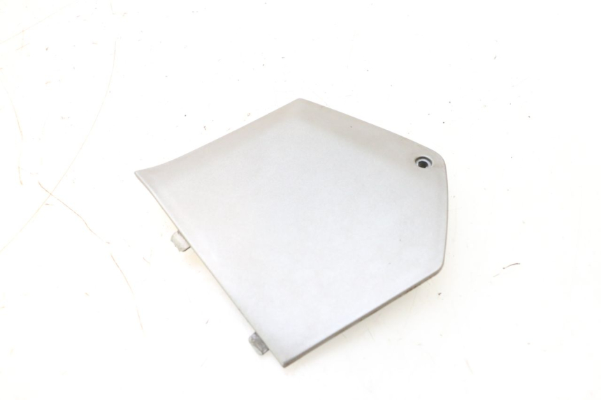 photo de TAPA REPOSAPIES CONEXION IZQUIERDA PIAGGIO MP3 125 (2006 - 2014) - Detalle de la pieza