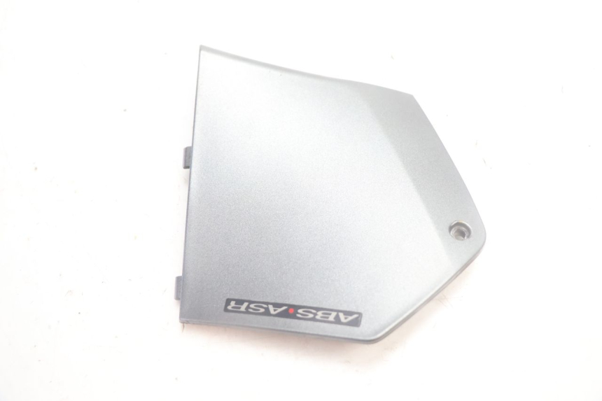 photo de TAPA REPOSAPIES CONEXION IZQUIERDA PIAGGIO MP3 500 (2016 - 2018) - Detalle de la pieza