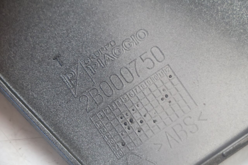 photo de TAPA REPOSAPIES CONEXION IZQUIERDA PIAGGIO MP3 500 (2016 - 2018) - Primer plano técnico