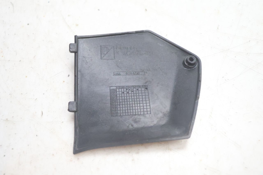 photo de TAPA REPOSAPIES CONEXION IZQUIERDA PIAGGIO MP3 125 (2006 - 2014) - Otra perspectiva