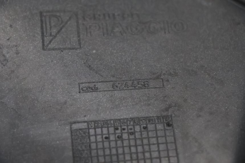 photo de TAPA REPOSAPIES CONEXION IZQUIERDA PIAGGIO MP3 125 (2006 - 2014) - Primer plano técnico