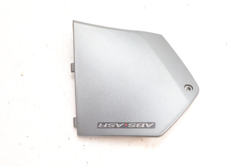 photo de TAPA REPOSAPIES CONEXION IZQUIERDA PIAGGIO MP3 500 (2016 - 2018) - Detalle de la pieza