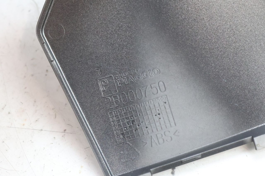 photo de TAPA REPOSAPIES CONEXION IZQUIERDA PIAGGIO MP3 500 (2016 - 2018) - Primer plano técnico