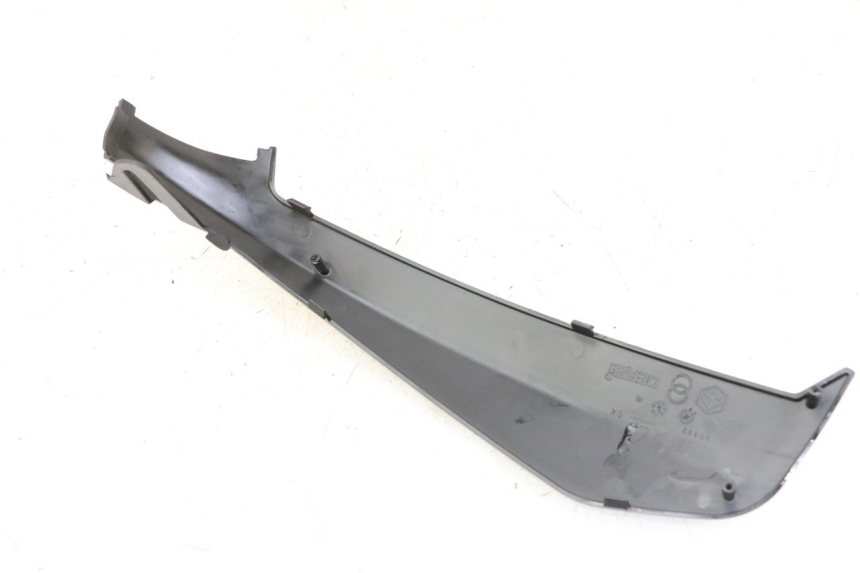 photo de TAPA REPOSAPIES CONEXION IZQUIERDA PIAGGIO NRG POWER PUREJET 50 (2018 - 2021) - Detalle de la pieza